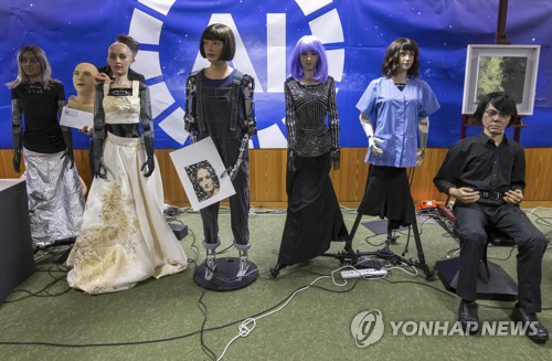 한자리에 모인 휴머노이드 AI로봇들. AP 연합뉴스